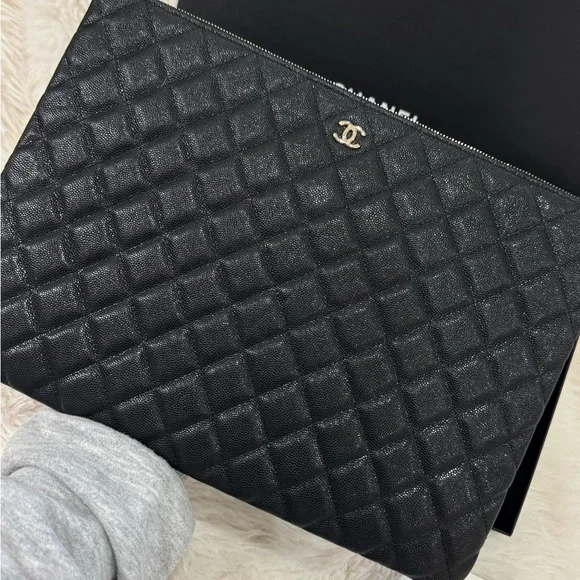 CHANEL o case large (Black Quilted Clutch) - (1600) - Picture 2 of 5